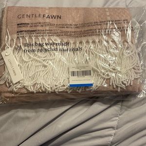 Women’s Shaw. M/L. NWT.